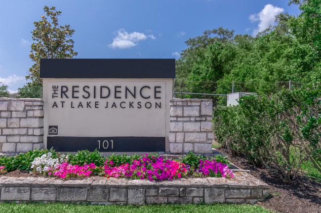 Photo - Residence at Lake Jackson Apartments