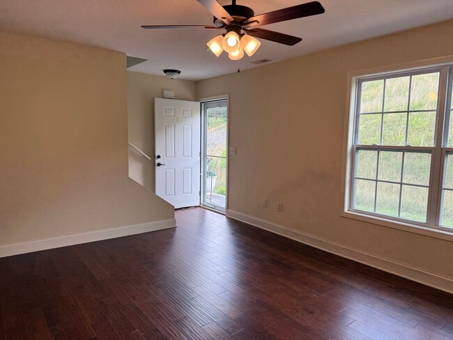 Photo - Tri level 2 bed, 2.5 bath Condo! Lakeridge School District.