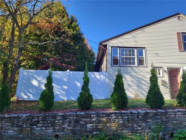 Photo - 160 Hillcrest Ave