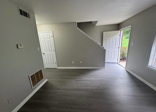 Photo - 802 British Wood Dr SW