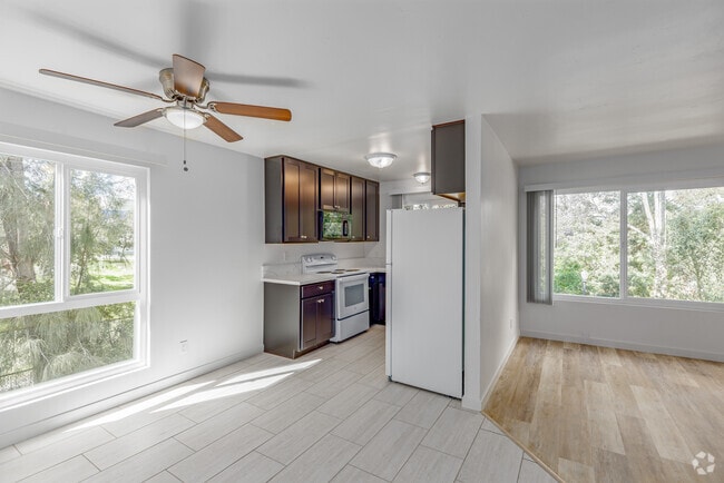 2BR, 2BA - 885SF
