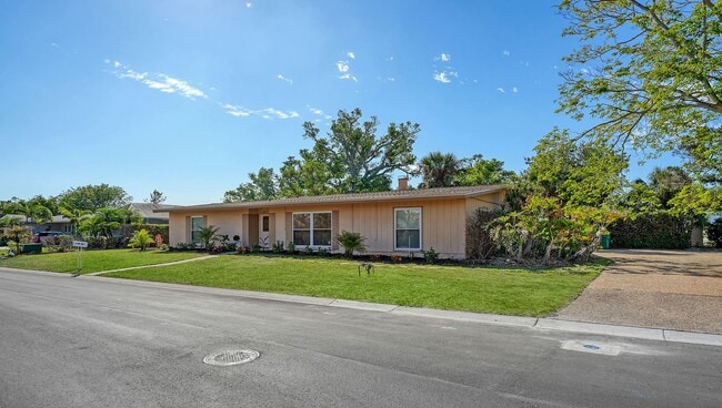 Fully Furnished 3 Bedroom 2 bath Single Fa... - Fully Furnished 3 Bedroom 2 bath Single Fa... House