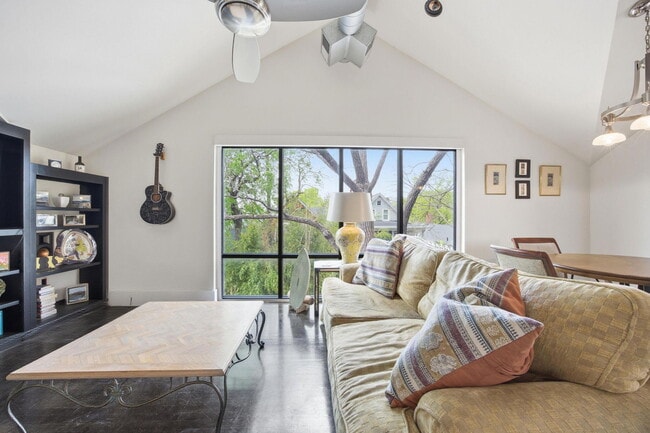 261 S Limestone Unit 303