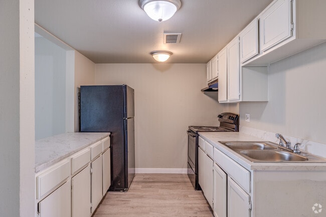 2BR, 2BA - 850SF