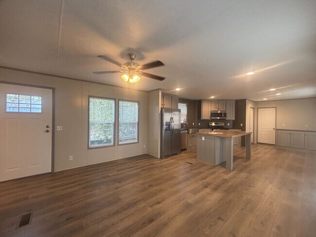 Photo - 210 Betty St