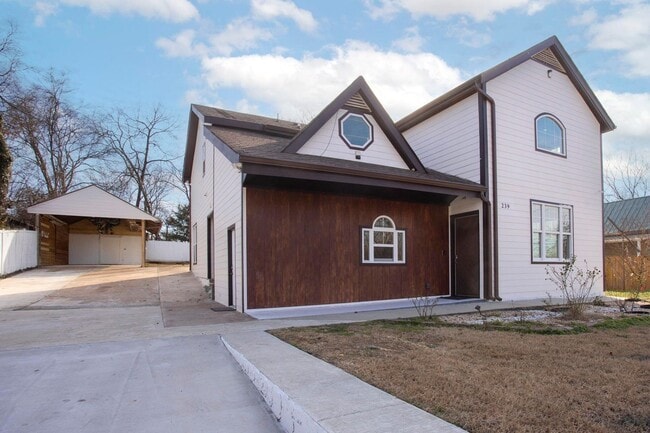 Photo - 239 E Bledsoe St
