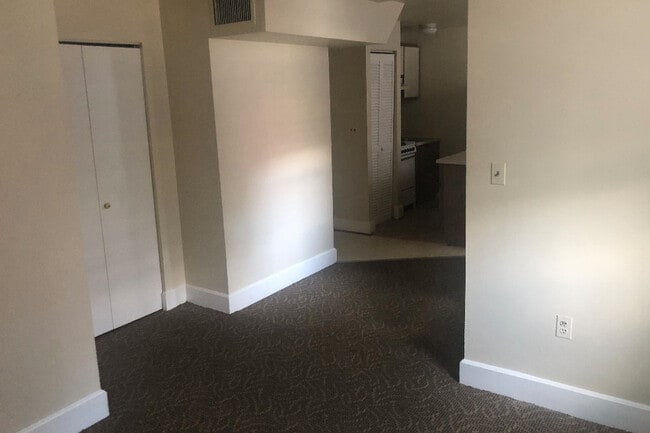 Unidad 2 - Vista desde el dormitorio - 816 E Baltimore St Unidad 2