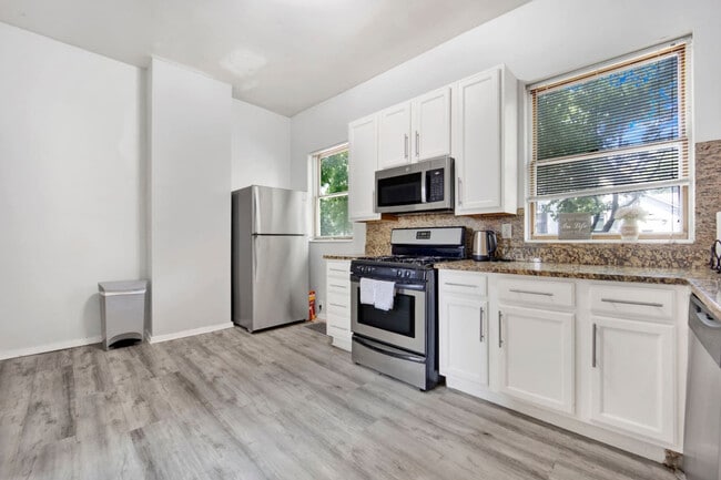 Photo - 1205 W Oakdale Ave Unit ID1319107P