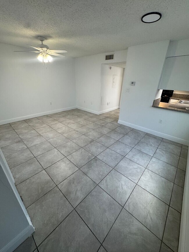 Photo - 1181 Bentley Rd Unit 4