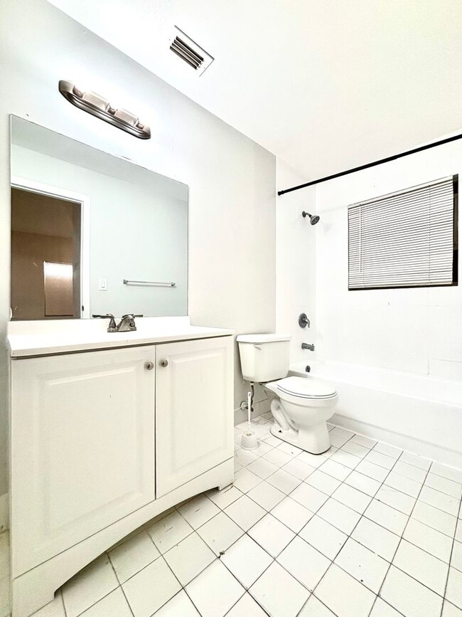 Photo - 3 Bedroom Private home with yard