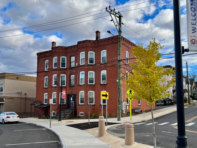 Building Photo - 19 Divinity St Unit 3E