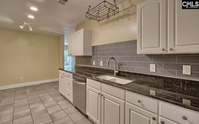 Photo - 3011 Clark St