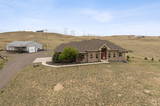 Building Photo - Executive 3-Bed Ranch Main Level - Private...