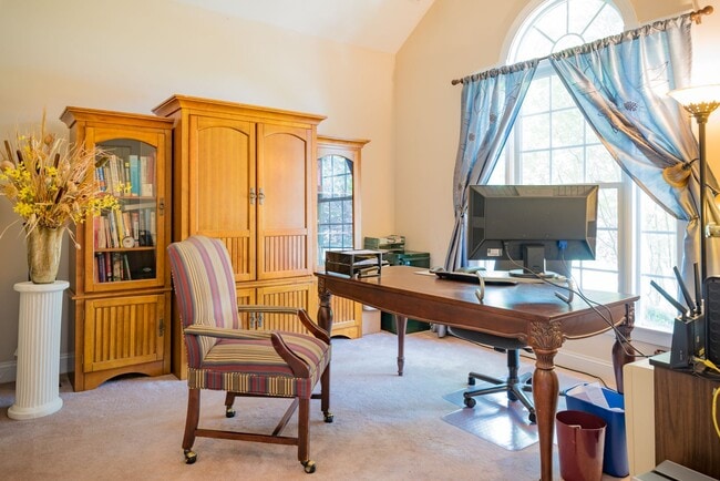 Photo - Gorgeous and Spacious 4 Bedroom home, Golf Course Views, Premium Finishes, Pet Friendly!