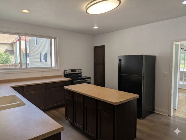 216 E 3rd St Unit Lower Unit