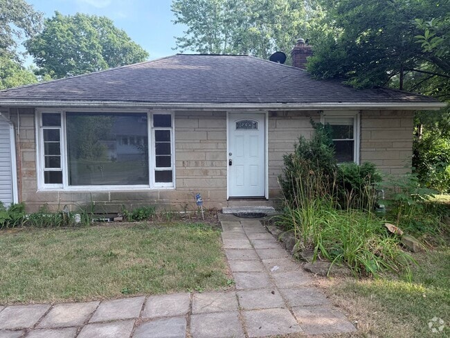 Building Photo - Nice tucked away home