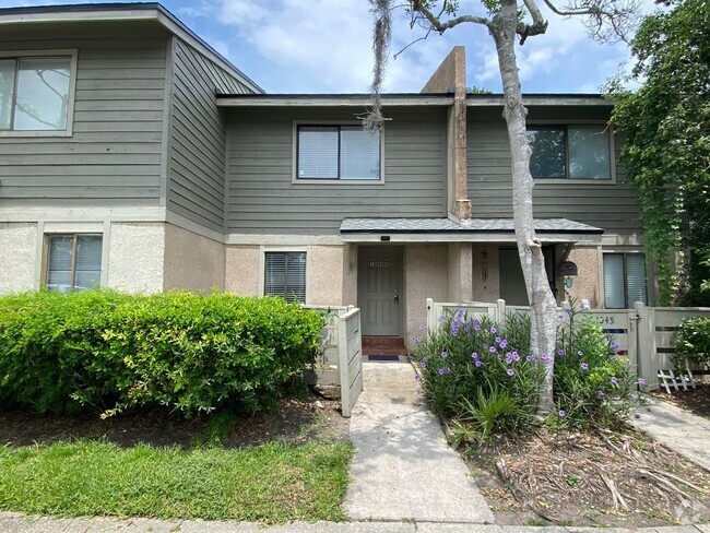 Building Photo - Nice 2 bedroom, 2.5 bathroom duplex for re... Rental