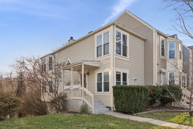 Building Photo - Welcome home to this beautifully updated end-unit townhome in the heart of Kingstowne — one of No...