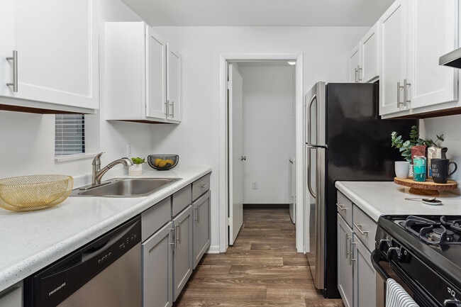 Building Photo - ReNew Woodlake Rental