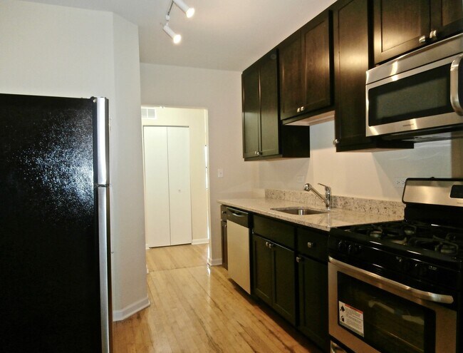 Photo - 3123 W Lawrence Ave Apartment Unit 2