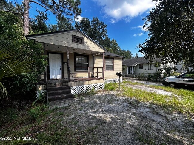 Photo - 2057 Brackland St