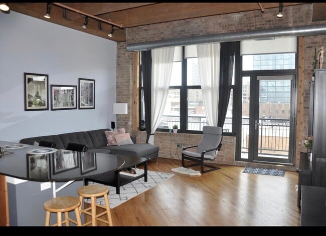 Building Photo - 1040 W Adams St Unit 340
