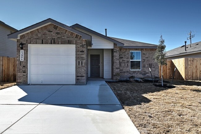 Building Photo - ONE STORY  |  3 BEDROOM  |  2 BATH  |  YAR... Rental
