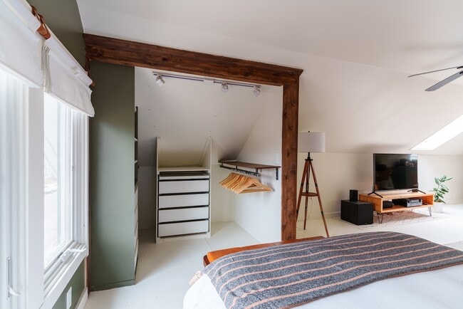 Photo - 824 5th St NE Unidad Attic Loft