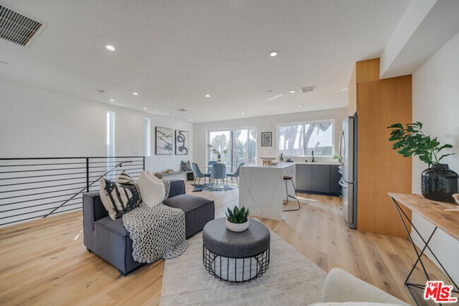 Photo - 739 Mariposa Ave