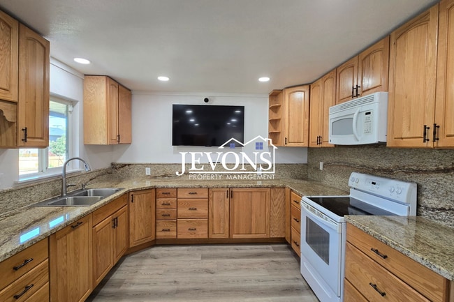 Building Photo - A charming and well-located single-family home in Yakima!