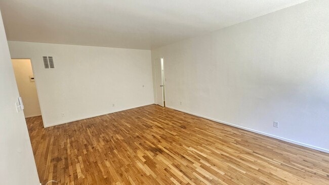 Photo - 618 Hayworth Ave Unit 4
