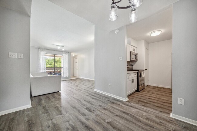 Building Photo - 2125 Augusta Dr Unit True