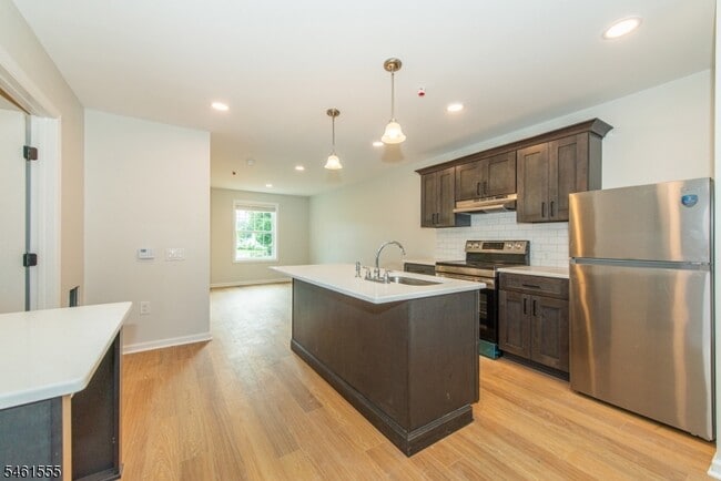 39 Ledgewood Ave Unit 11