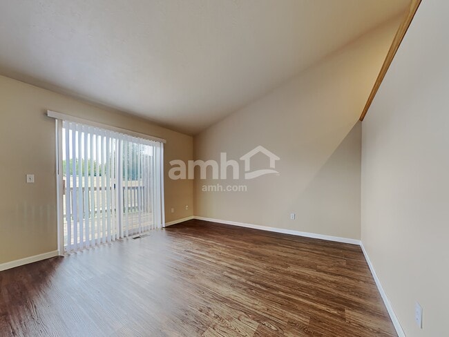 Photo - 641 NW Meadows Dr