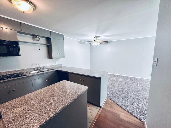 Building Photo - 601 W 11th St Unit 127