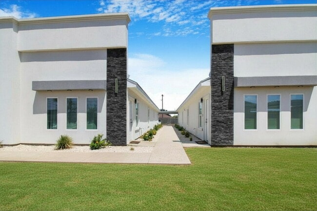Building Photo - "Charming 2-Bed, 2-Bath Haven: Cozy Living in McAllen's Heart!"