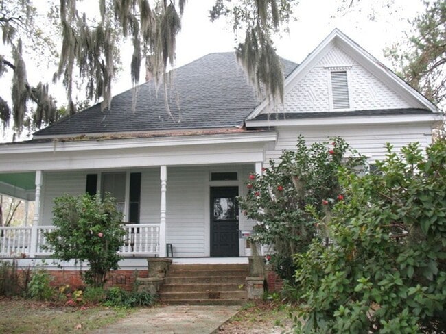 Beautiful, well maintained older home in t... - Beautiful, well maintained older home in t...