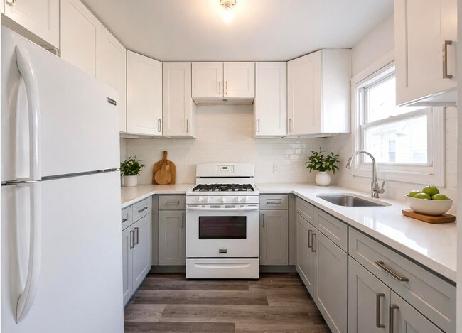 Photo - 13 E 17th St