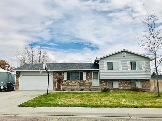 Photo - Large, Pet Friendly 5 Bedroom, 3 Bathroom Home for Rent in Ammon!  Fenced Backyard & 2-Car Garage...