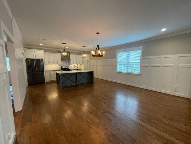 Photo - Amazing 5 Bedroom Craftsman-Style Home in ...