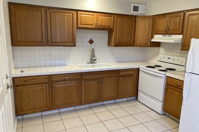 Glenview Estates - Glenview Estates Apartments
