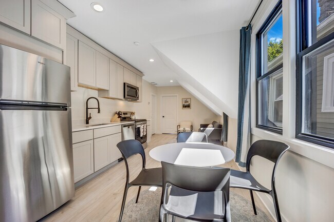 Photo - 1644 N Troy St Unidad 2