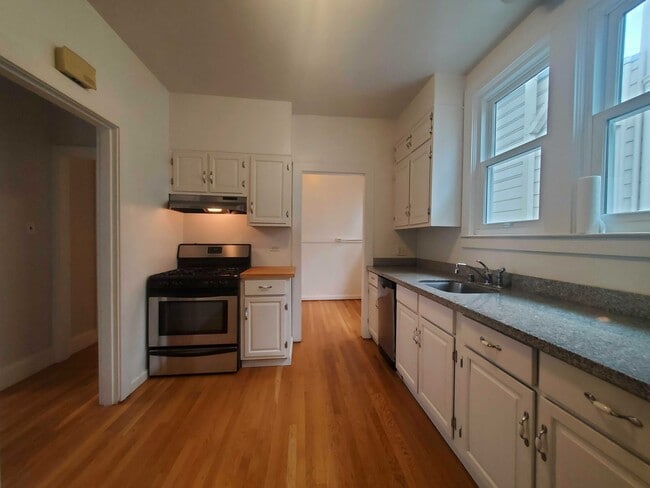 Photo - 3344 Scott St