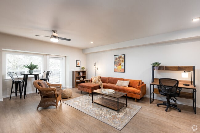 Estudio, 1BA + Den - 812SF - B Flats