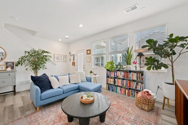 Photo - 748 Silver Maple Ln