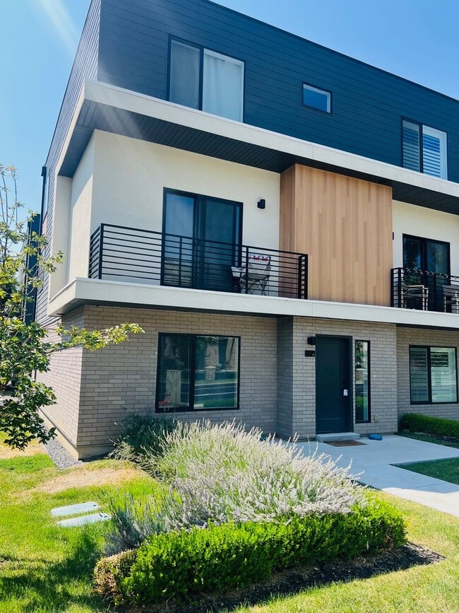 Building Photo - Beautiful new construction, modern townhom... Rental