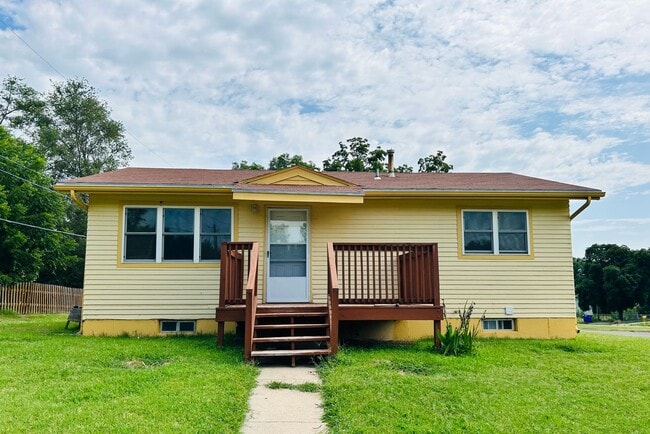 Spacious Home on Large Corner Lot - Spacious Home on Large Corner Lot