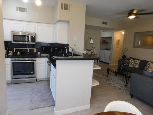 GORGEOUS FULLY FURNISHED 2 BEDROOM UNIT*GA... - GORGEOUS FULLY FURNISHED 2 BEDROOM UNIT*GA... Unidad 1170 Rental