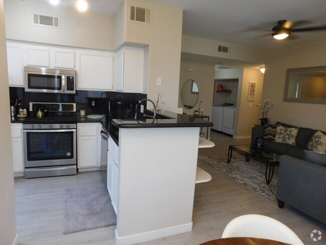 Building Photo - GORGEOUS FULLY FURNISHED 2 BEDROOM UNIT*GA... Rental