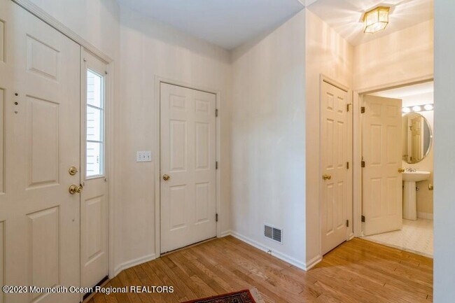 Photo - 2425 Robin Way